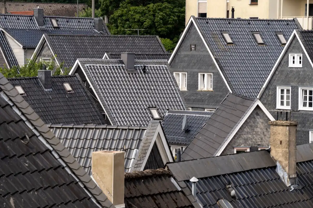 Steep roof eaves and gutter lines on houses in Decatur, IL